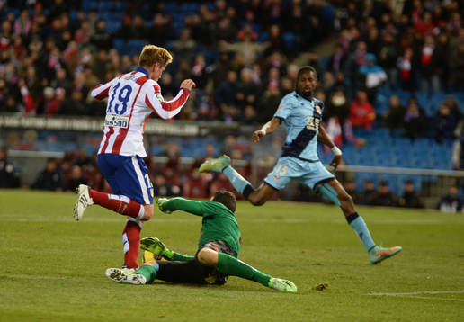 Torres intenta regatear al portero para marcar gol pero
