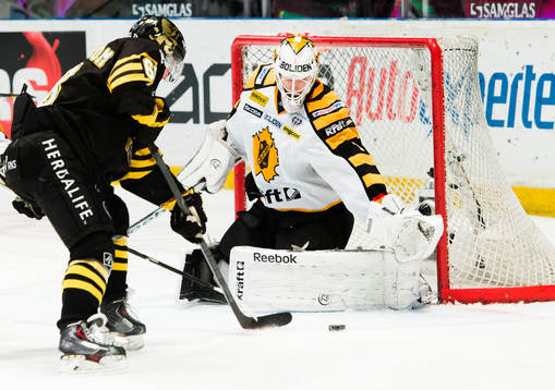 målvakt Henrik Karlsson räddar ett skott