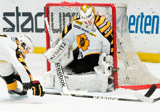 målvakt Henrik Karlsson  får hjälp av stolparna