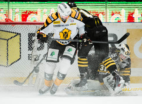 stökigt framför målvakt Daniel Larsson
