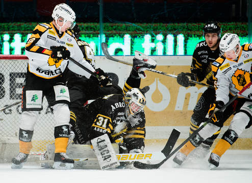 Pontus Petterström framför målvakt Daniel Larsson