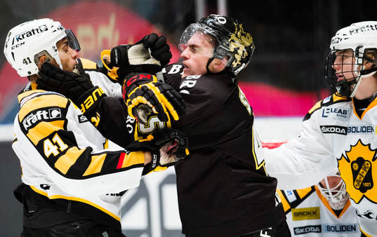 Pierre-Edouard Bellemare i bråk med  Oscar Steen