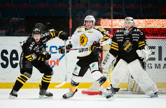 Jonas Liwing och Bud Holloway  framför målvakt Daniel