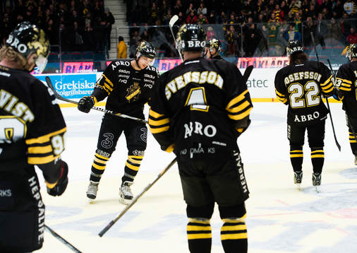 Brett Carson och övriga AIKspelare deppar