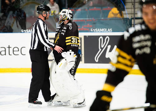 målvakt Daniel Larsson  arg på domaren