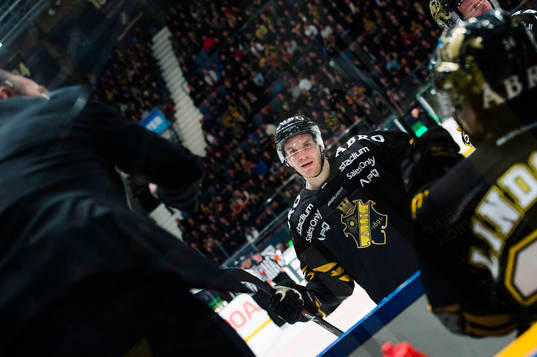 Fredrik Hynning lyssnar på tränare Rikard Franzén