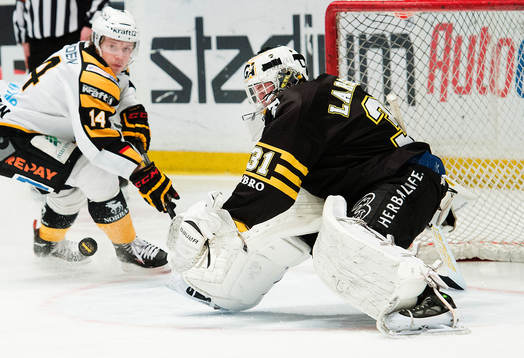 Petter Emanuelsson  och målvakt Daniel Larsson  har koll