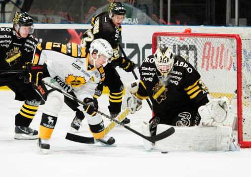 Jimmie Ericsson och Jonas Liwing i kamp om pucken framför