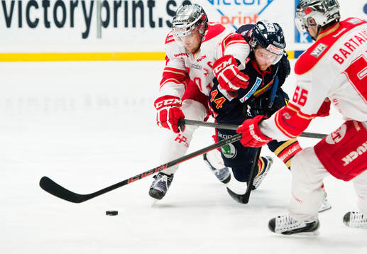 Joakim Nettelbladt och Mattias Guter i kamp om pucken