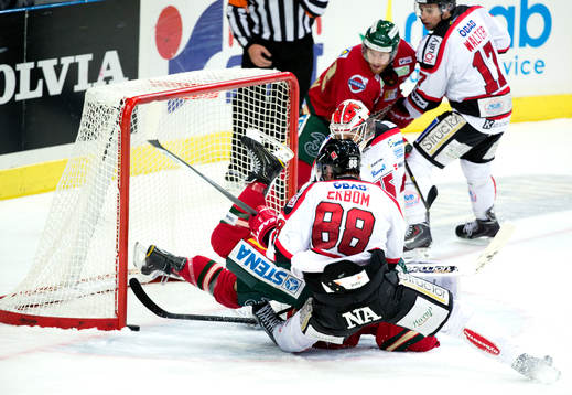 Frölundas Mathis Olimb gör 1-1under ishockeymatchen i SHL