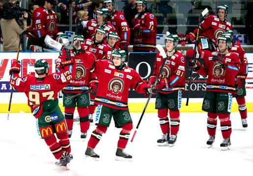 Frölunda jublar åt  Evan McGrath jublar