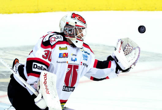 Örebros målvakt Henrik Lundberg plockar en puck