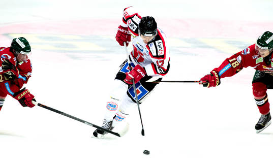Frölundas Erik Karlsson och Anton Blidh jagar Örebros Ben