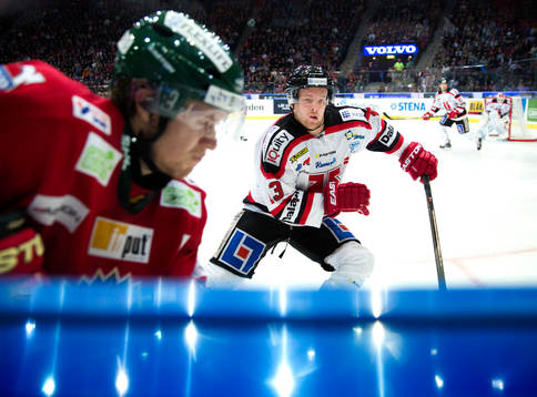 Örebros Anders Eriksson på väg mot Frölundas Anton