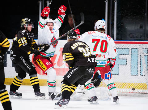 Modos Joonas Lehtivuori jublar när 0-1-pucken går in