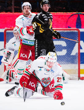 Modos Peter Öberg går ner för att täcka pucken