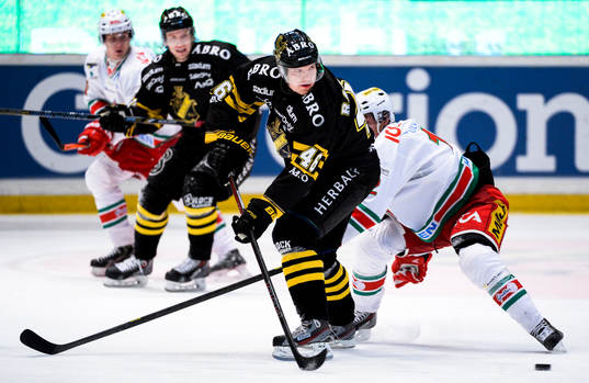 s Teemu Ramstedt passar pucken