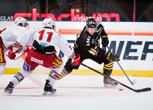 s Björn Melin dribblar