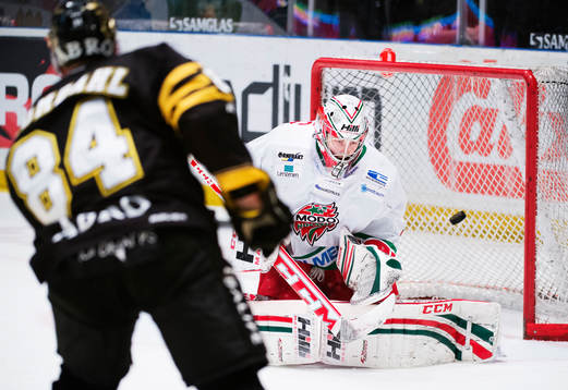 Modos målvakt Linus Ullmark räddar ett skott
