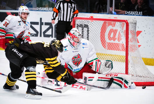 s Patric Blomdahl missar pucken framför Modos målvakt