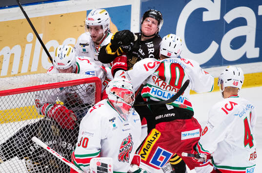 s Teemu Ramstedt stoppas framför mål av Modos Per-Åge
