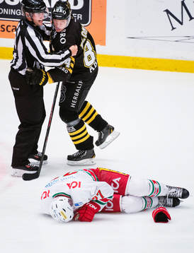 s Patric Blomdahl skriker åt Modos Peter Öberg som ligger