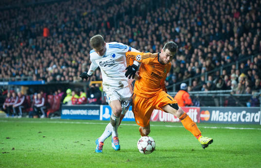 Real Madrids Gareth Bale mot Köpenhamns Rurik Gislason i