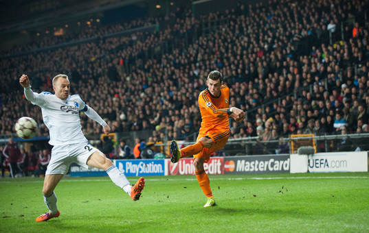 Real Madrids Gareth Bale mot Köpenhamns Lars Jacobsen i