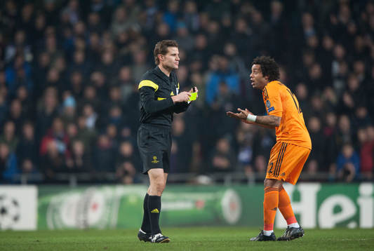 Domaren Felix Brych varnar Marcelo i matchen i Champions