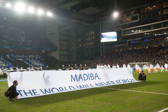 Nelson Mandela hyllas i Idrottsparken, Parken,    i matchen