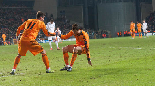 Fair play, Gareth Bale hjälper Cristiano Ronaldo upp i