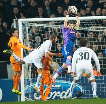 Real Madrids målvakt Iker Casillas räddar framför