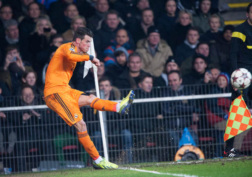 Real Madrids Gareth Bale slår en hörna  i matchen i