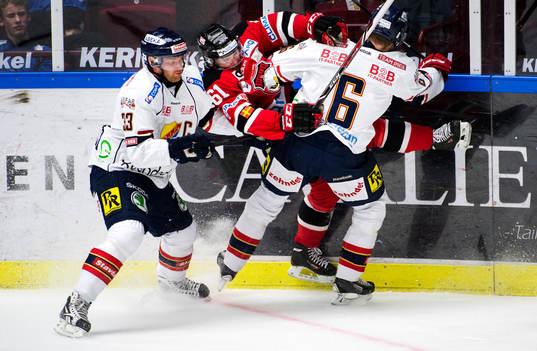 Djurgårdens Timmy Pettersson och Bobo Petersen tacklar