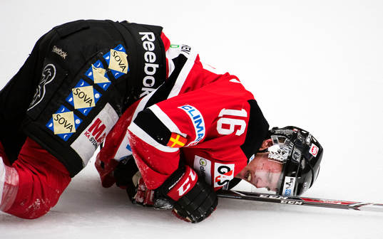 Malmö Redhawks Magnus Häggström får en smäll på sitt