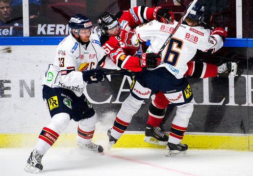 Djurgårdens Timmy Pettersson och Bobo Petersen tacklar