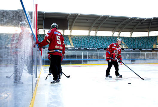 Frölundas Christian Bäckman och Nicklas Lasu testar isen