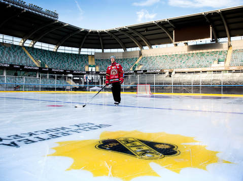 Frölundas Nicklas Lasu testar isen på Gamla Ullevi