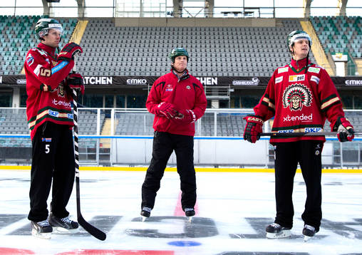 Frölundas Christian Bäckman och Nicklas Lasu testar isen