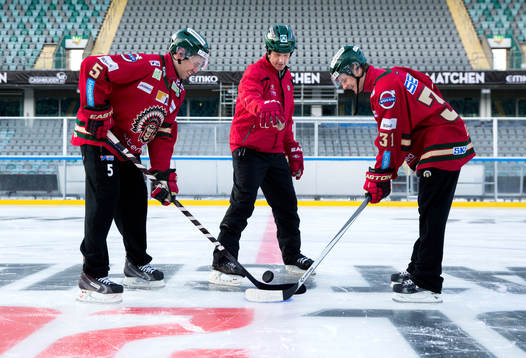 Frölundas Christian Bäckman och Nicklas Lasu testar isen