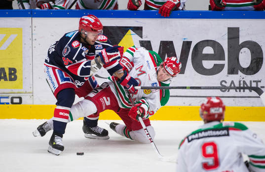 Södertäljes Dan Iliakis trycker ned Moras Dennis Ryttar