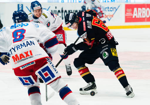 Lukas Ericsson och Marcus Sörensen i kamp om pucken