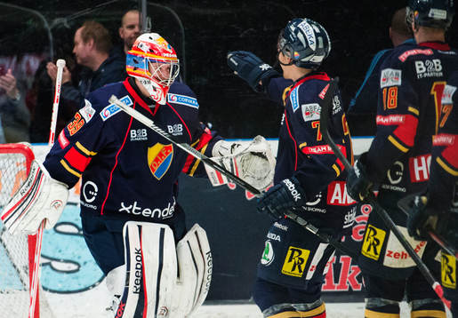 målvakt Adam Reideborn  jublar