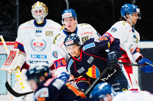 Måns Krüger framför Emil L. Kristensen