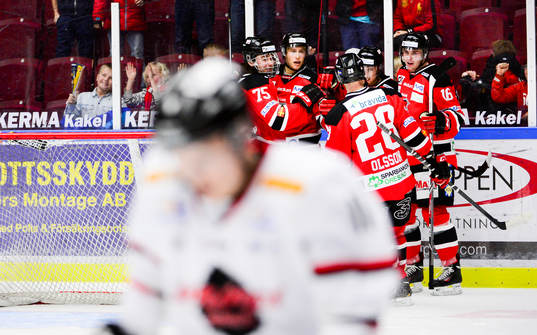 Malmö Redhawks Robin Alvarez jublar med sina lagkamrater