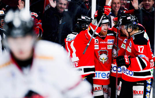 Malmö Redhawks Jens Olsson (m) jublar med sina lagkamrater