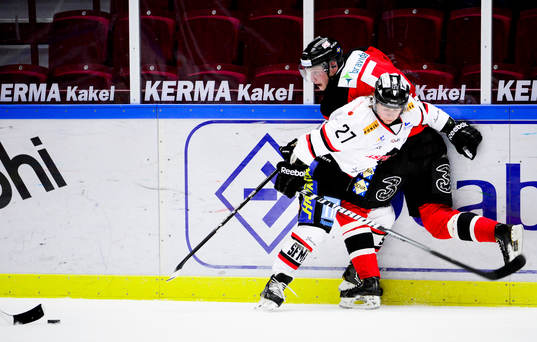 Asplövens Simon Olsson trycker till Malmö Redhawks Johan