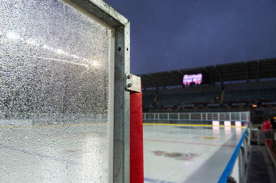 Regnet vräker ner över Gamla Ullevi innan ishockeymatchen