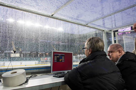 Regnet vräker ner över Gamla Ullevi när personalen