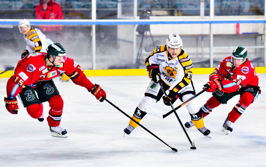 Skellefteås John Norman mellan Frölundas John Klingberg